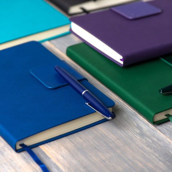 Ежедневник недатированный Stevie, А5,  бирюзовый, кремовый блок, без обреза