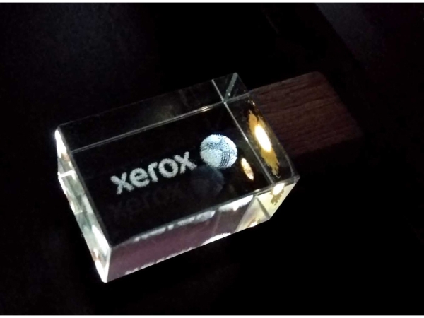 USB-флешка на 64 ГБ прямоугольной формы, под гравировку 3D логотипа, материал стекло, с деревянным колпачком красного цвета, белый