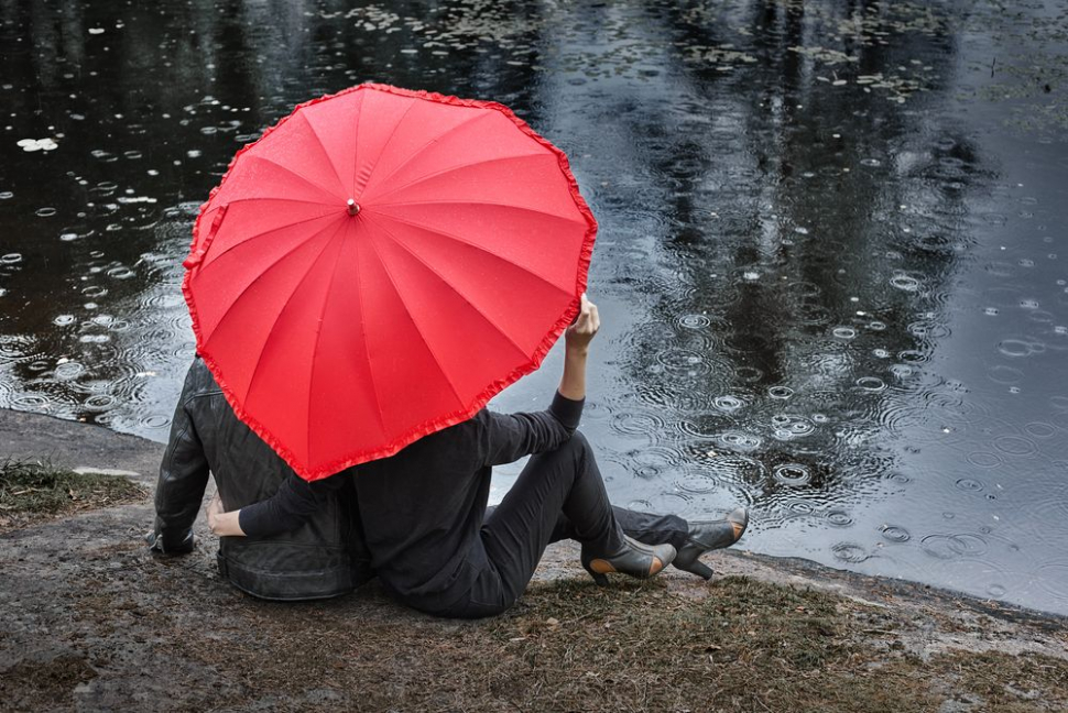 Подарить зонтик. Необычные зонты. Красивый зонт. Красный зонтик. Зонт сердце.