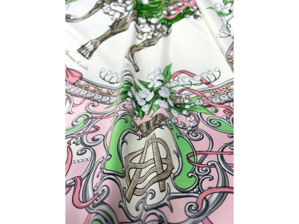 Набор: платок «Ландыши» и свеча «Весенние цветы»